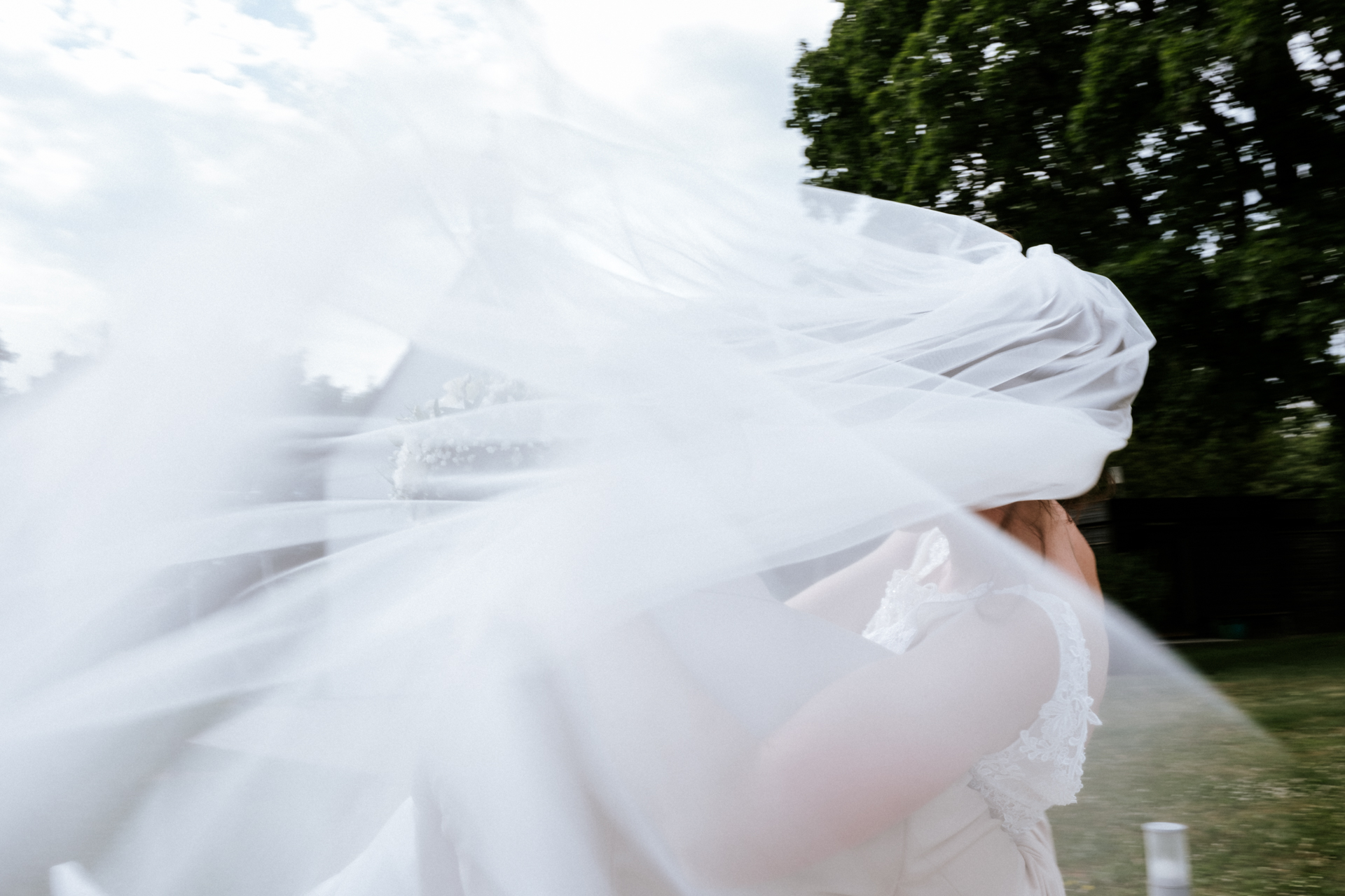 Hochzeitsfotograf: Braut mit im Wind wehendem Brautschleier bei einem Hochzeitsshooting am Kahlenberg in Wien - Pengoo Weddings