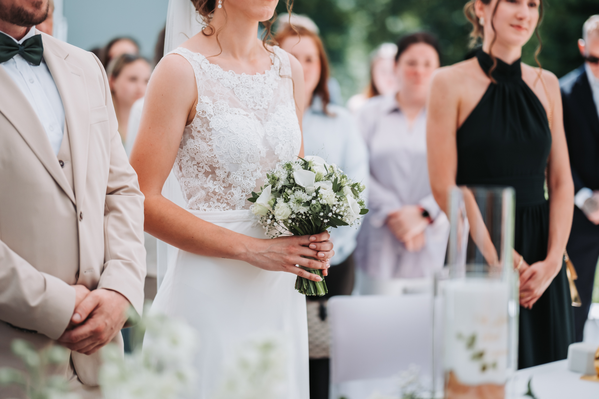 Hochzeitsfotograf: Brautpaar bei der Trauung mit Gästen und Brautstrauß bei einer Hochzeit am Kahlenberg in Wien - Pengoo Weddings