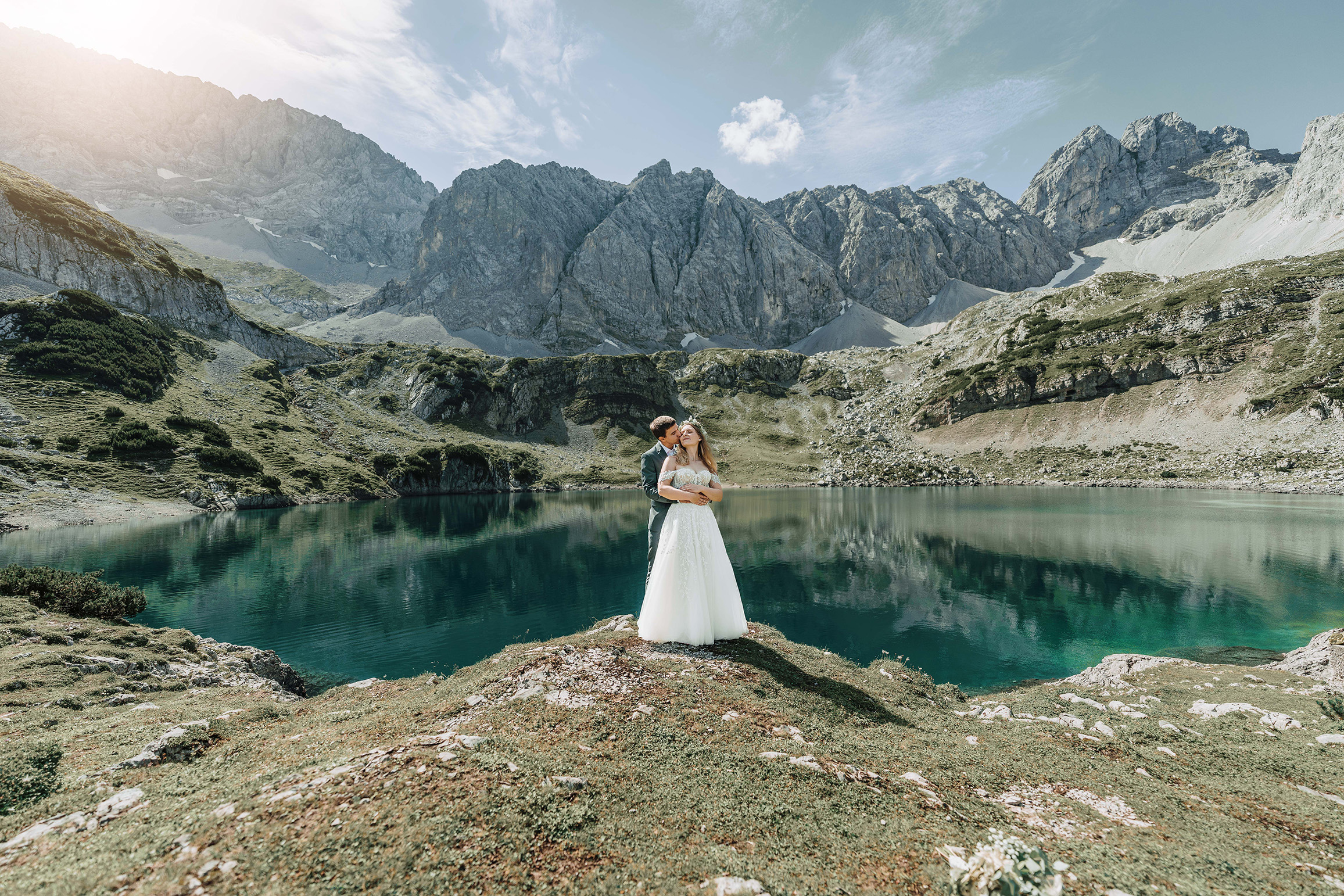 Hochzeitsfotos - Berufsfotograf - Jenbach - Berghochzeit Paarshooting an einem Bergsee mit tollem Panorama in den Bergen. - Jones de Rosso