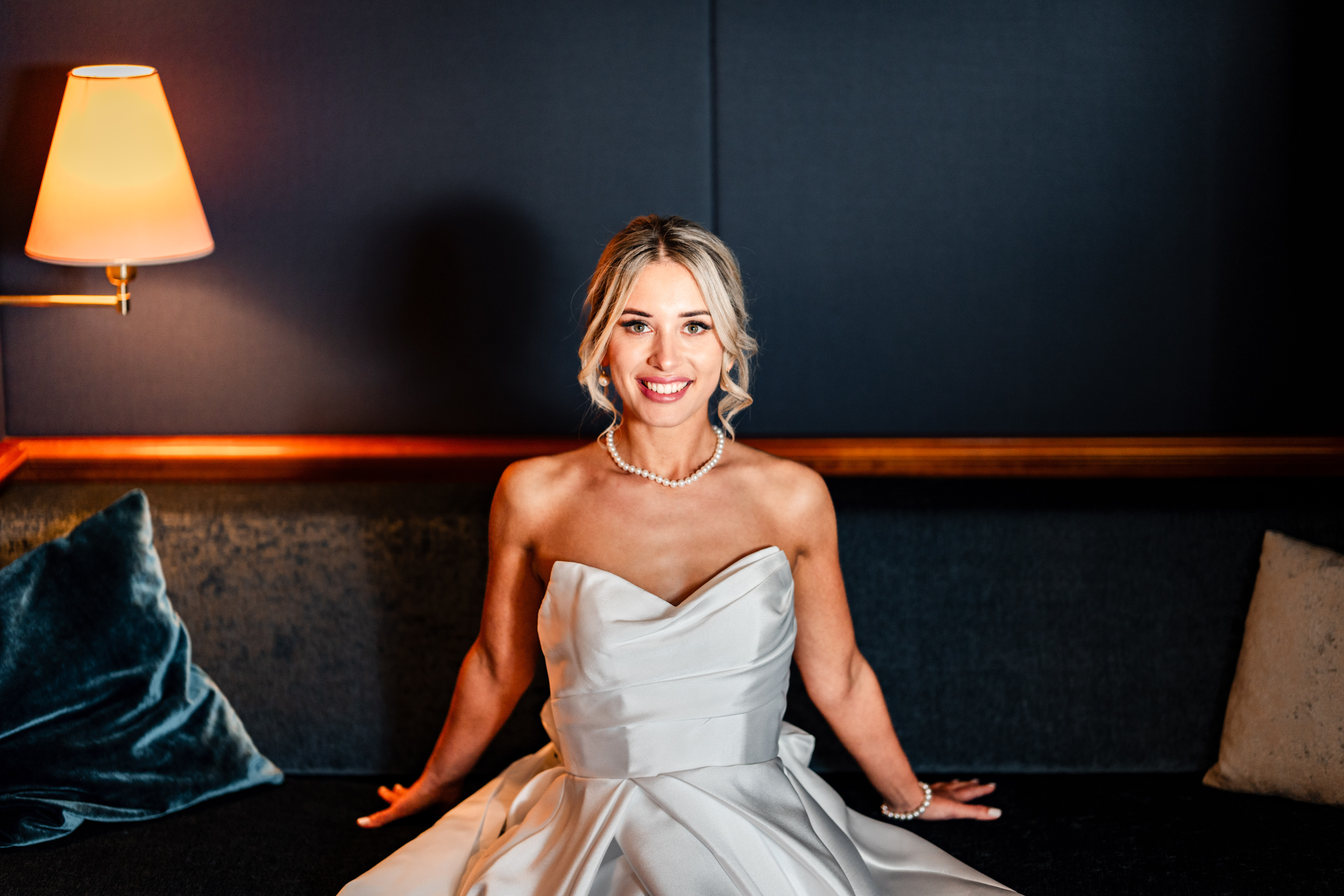 Hochzeitsfotos - Berufsfotograf - Jenbach - Brautshooting im Hochzeitskleid im Hotel. - Jones de Rosso