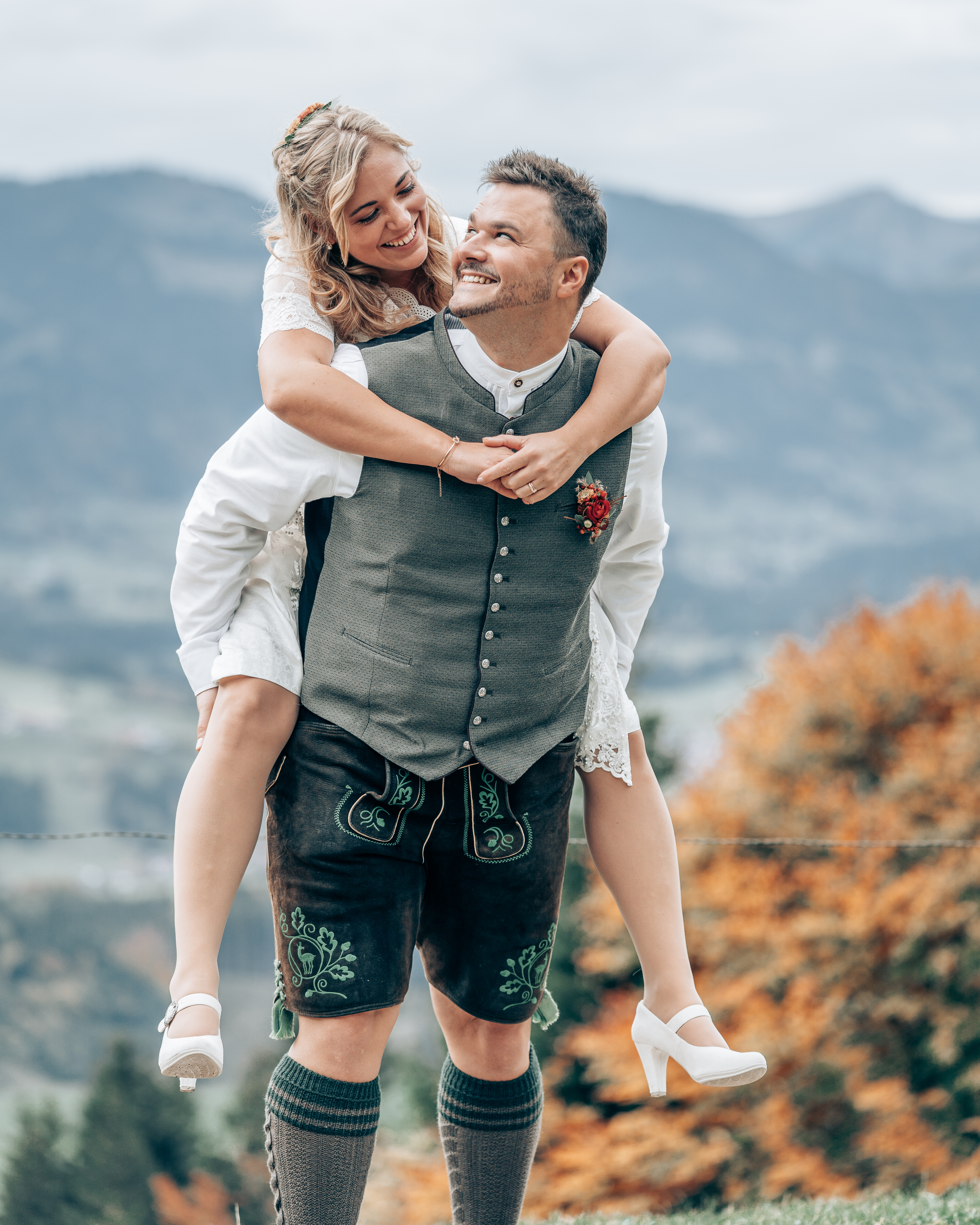 Hochzeitsfotos - Berufsfotograf - Jenbach - Glückliches Hochzeitspaar in den Bergen beim Paar-Shooting. - Jones de Rosso