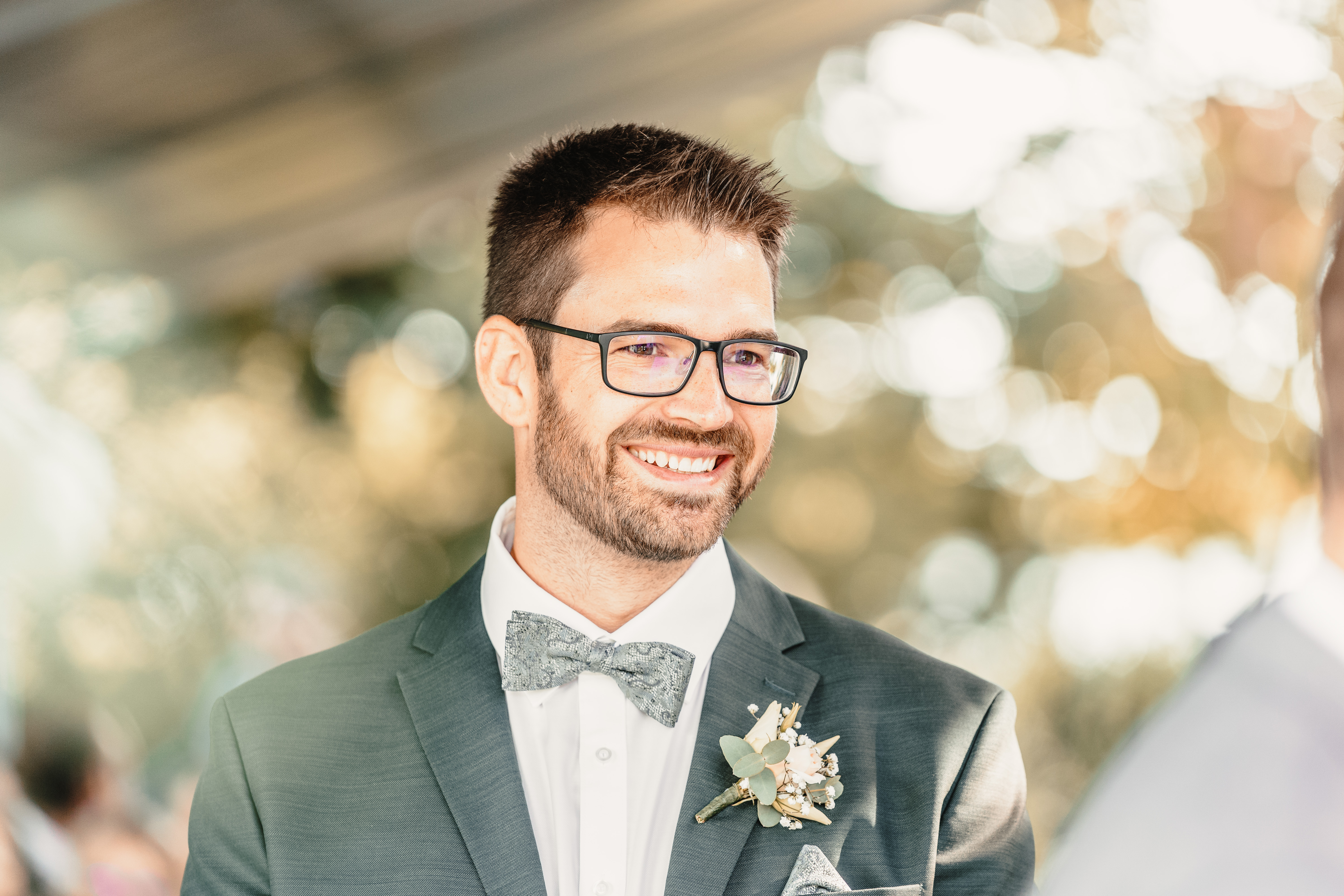 Hochzeitsfotograf: Bräutigam lächelt am Altar bei der freien Trauung. - Jones de Rosso