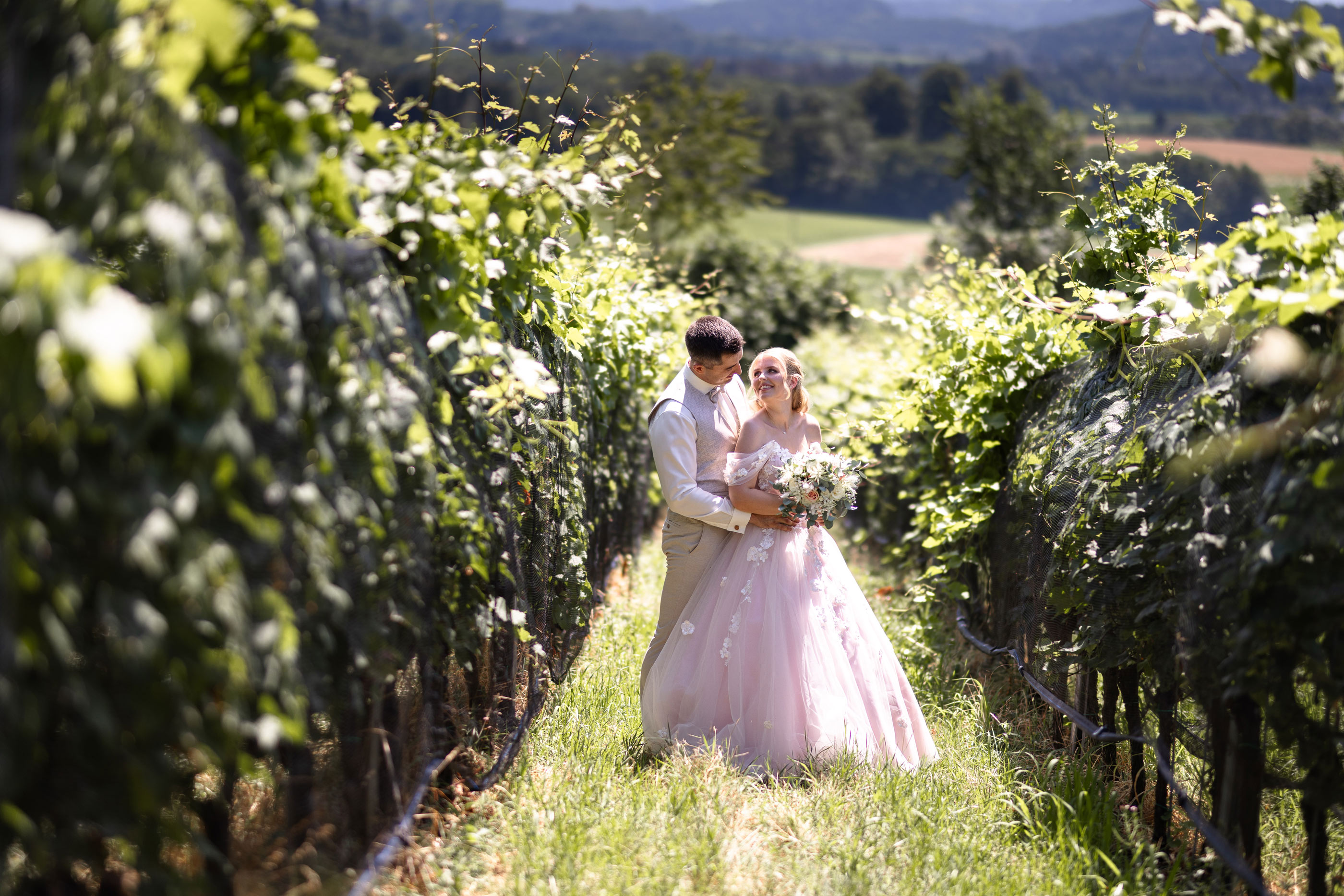 Hochzeitsfotograf: Hochzeitsfotograf Kärnten - Bilder in den Weinbergen - Johanna Bacher Fotografie