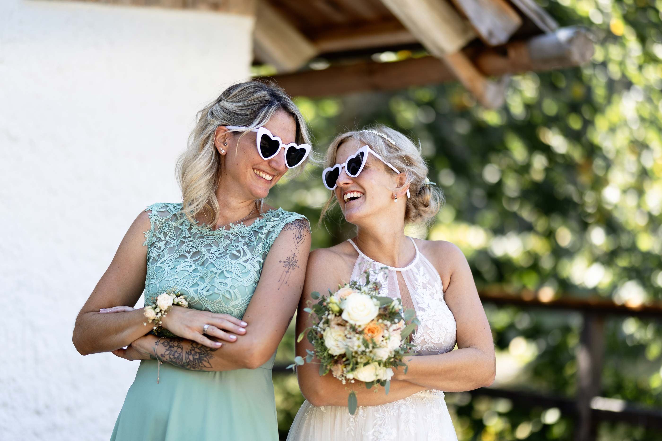 Hochzeitsfotograf: Hochzeitsfotograf Kärnten - Trauzeugin und Braut - Johanna Bacher Fotografie