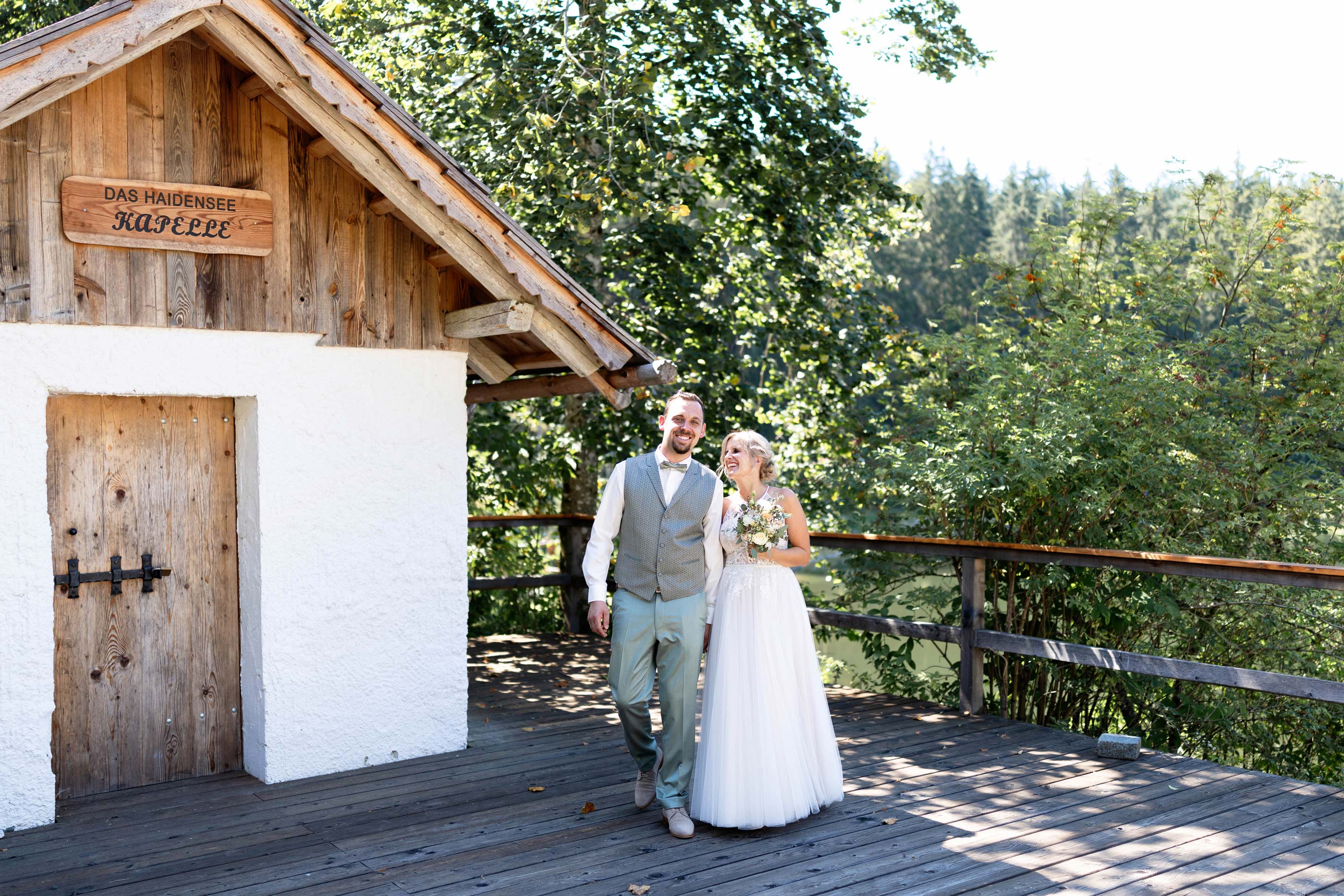 Hochzeitsfotograf: Hochzeitsfotograf Kärnten - Trauung im Freien am dasHaidensee - Johanna Bacher Fotografie
