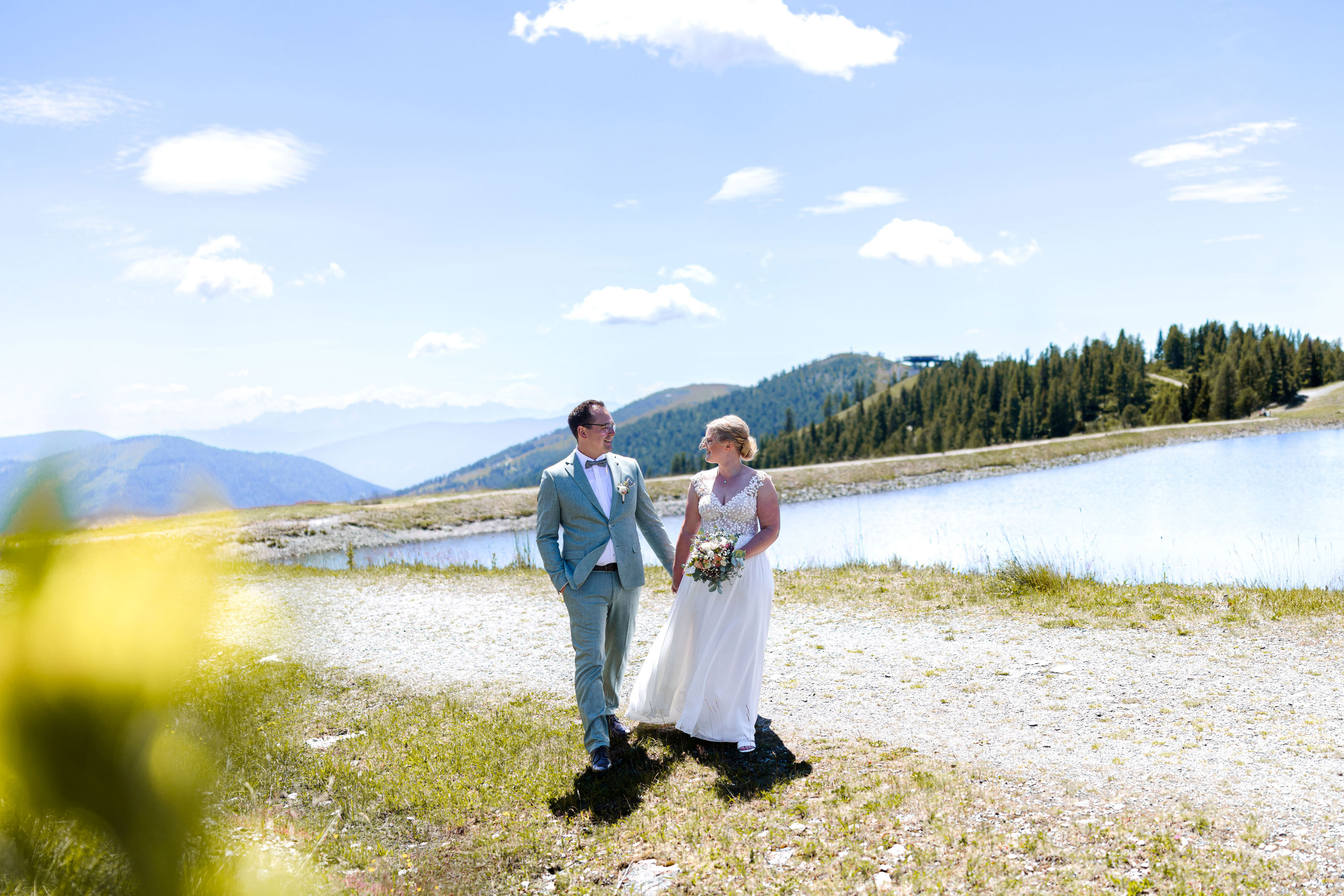 Hochzeitsfotograf: Hochzeitsfotograf Kärnten - Hochzeitsbilder auf der Alm am Berg - Johanna Bacher Fotografie