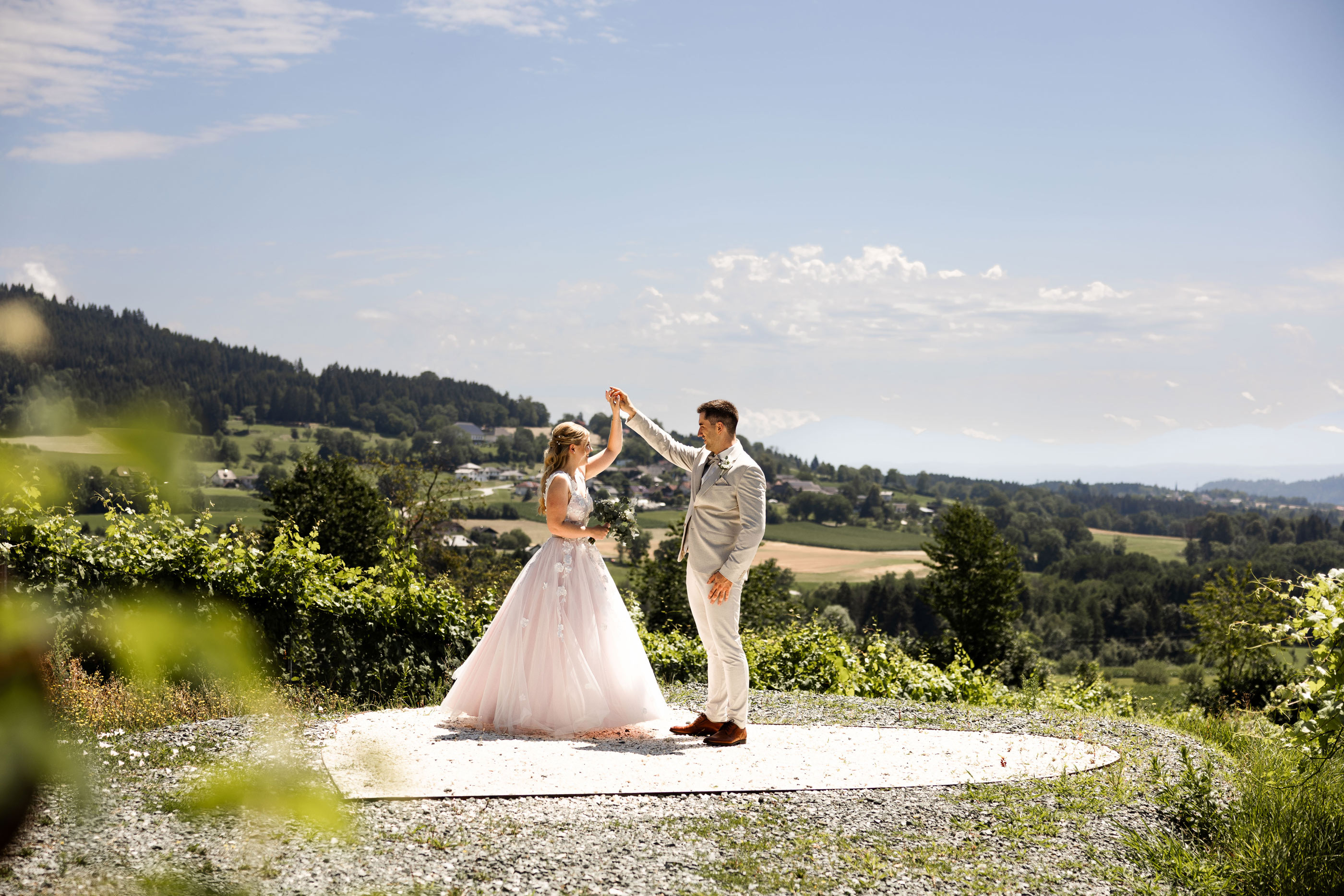 Hochzeitsfotograf: Hochzeitsfotograf Kärnten - Hochzeitsbilder in den Weinbergen am TrippelGut - Johanna Bacher Fotografie