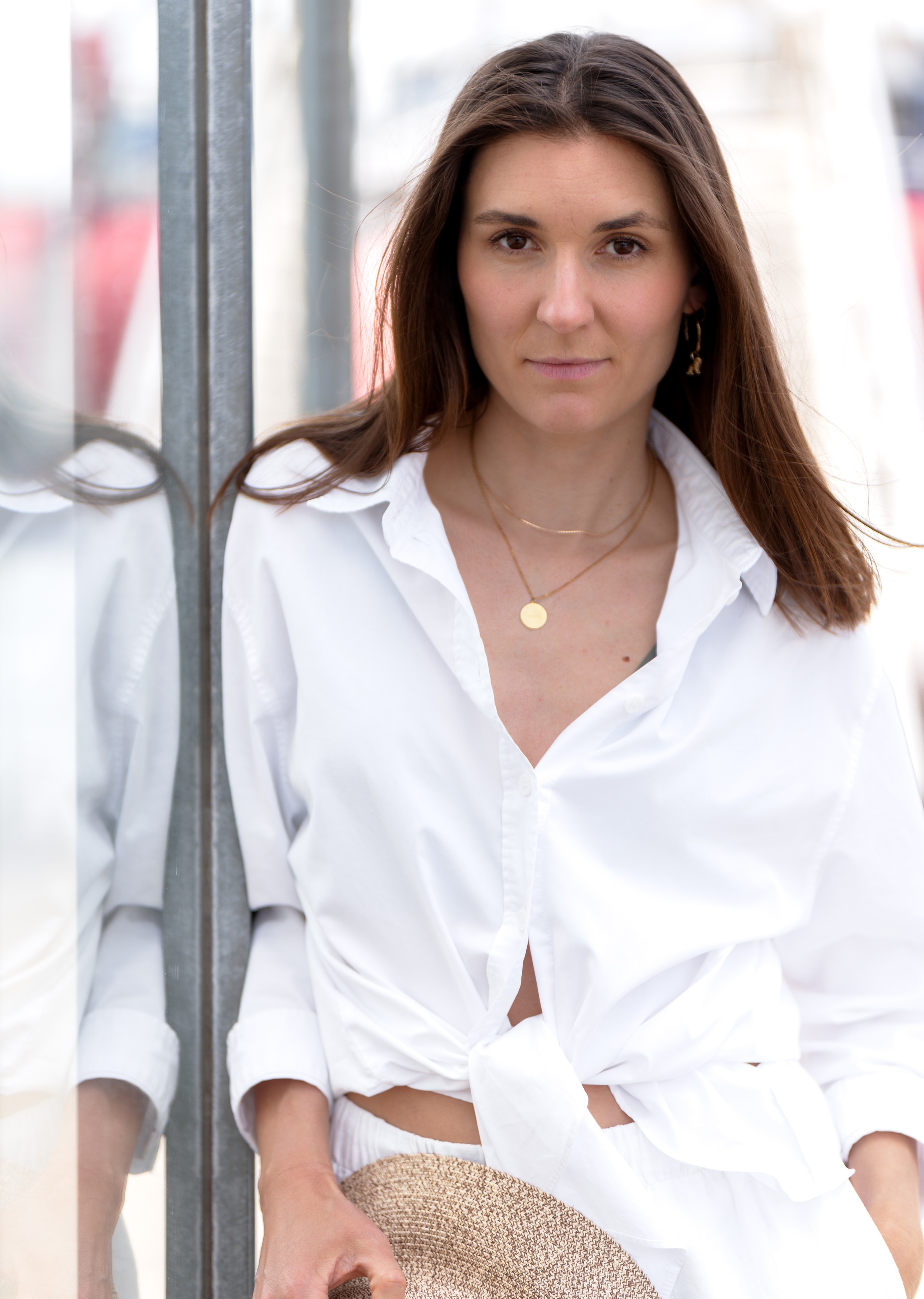 Hochzeitsfotograf: Selina – ein persönlicher Blick neben der Spiegelung. - Martin Edel Fotografie