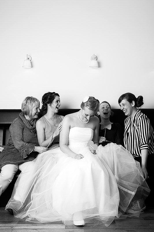 Hochzeitsfotograf: Hochzeitsfeier Frauen Gruppenbild Hochzeitsreportage Köln - Dorina Köbele-Milaş