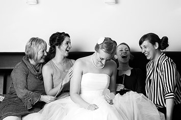 Hochzeitsfotograf: Hochzeitsfeier Frauen Gruppenbild Hochzeitsreportage Köln - Dorina Köbele-Milaş