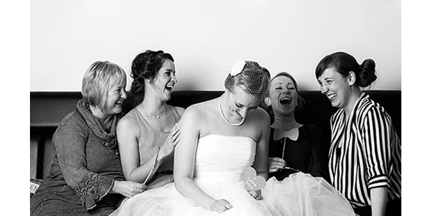 Hochzeitsfotos - PLZ 56459 (Deutschland) - Hochzeitsfeier Frauen Gruppenbild Hochzeitsreportage Köln - Dorina Köbele-Milaş
