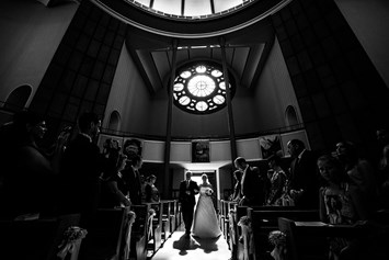 Hochzeitsfotograf: Braut und Brautvater Ankommen kirchliche Trauung Köln Hochzeitsfotograf Dorina Köbele-Milas - Dorina Köbele-Milaş
