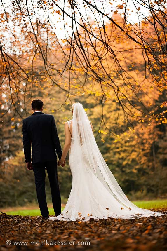 Hochzeitsfotograf: Brautpaar mit Herbststimmung - Art of Photography Monika Kessler