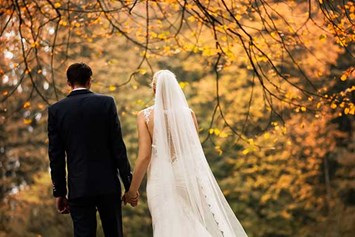 Hochzeitsfotograf: Brautpaar mit Herbststimmung - Art of Photography Monika Kessler