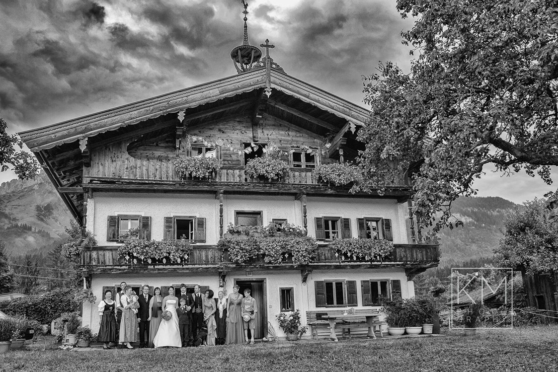 Hochzeitsfotograf: Hochzeitsgesellschaft vor dem Hof der Familie in Tirol - Klaus Mittermayr Fotografie