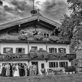 Hochzeitsfotograf: Hochzeitsgesellschaft vor dem Hof der Familie in Tirol - Klaus Mittermayr Fotografie