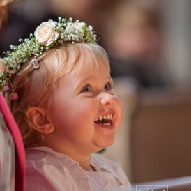 Hochzeitsfotograf: Strahlende Kinderaugen in der Kirche - Klaus Mittermayr Fotografie