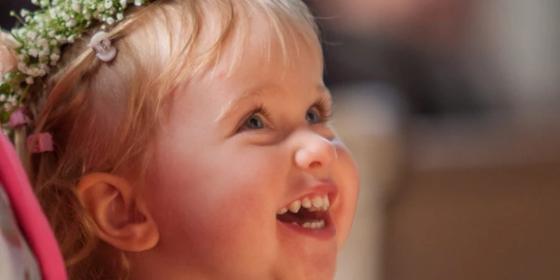 Hochzeitsfotos - Fotostudio - Wels (Wels) - Strahlende Kinderaugen in der Kirche - Klaus Mittermayr Fotografie