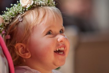 Hochzeitsfotograf: Strahlende Kinderaugen in der Kirche - Klaus Mittermayr KM-Photography