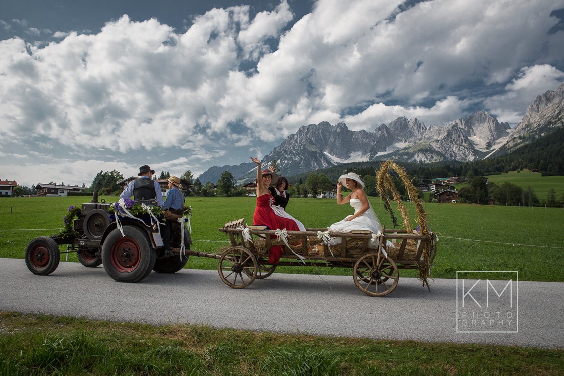 Hochzeitsfotograf: "Mit dem Leiterwagen zu Kirche" - Hochzeit in Tirol am Wilden Kaiser - Klaus Mittermayr KM-Photography