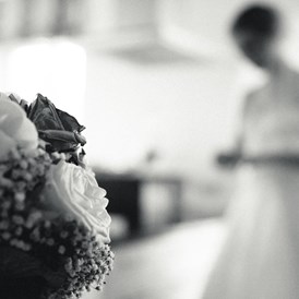 Hochzeitsfotograf: Fine Art Hochzeitsfotograf, Brautstrauß und Braut - ultralicht Fotografie