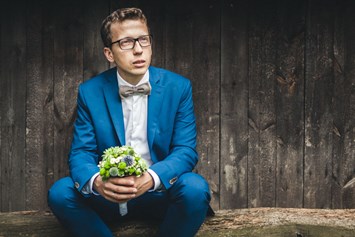 Hochzeitsfotograf: Fine Art Hochzeitsfotograf, Bräutigam mit Brautstrauß - ultralicht Fotografie