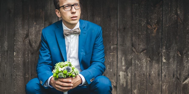 Hochzeitsfotos - Art des Shootings: Trash your Dress - Maria-Lanzendorf - Fine Art Hochzeitsfotograf, Bräutigam mit Brautstrauß - ultralicht Fotografie