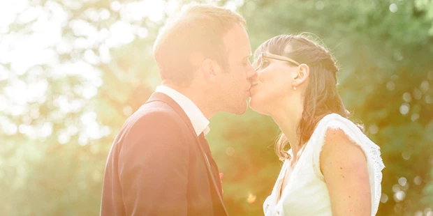 Hochzeitsfotos - Art des Shootings: Trash your Dress - Maria-Lanzendorf - Fine Art Hochzeitsfotograf, Brautpaar im Sonnenuntergang - ultralicht Fotografie