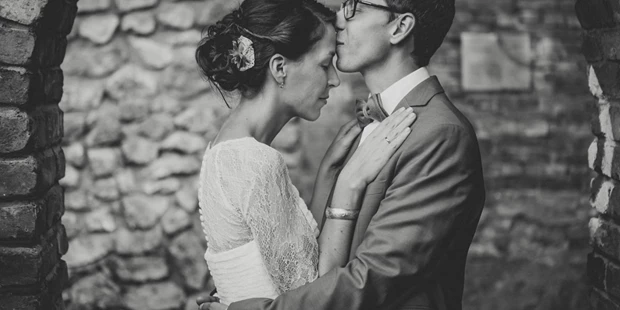 Hochzeitsfotos - Art des Shootings: Trash your Dress - Maria-Lanzendorf - Fine Art Hochzeitsfotograf, der Kuss - ultralicht Fotografie