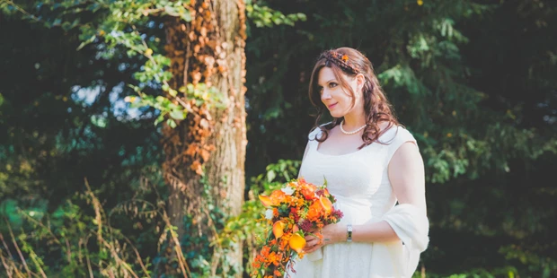 Hochzeitsfotos - Art des Shootings: Trash your Dress - Maria-Lanzendorf - Fine Art Hochzeitsfotograf, Braut mit Brautstrauß outdoor - ultralicht Fotografie