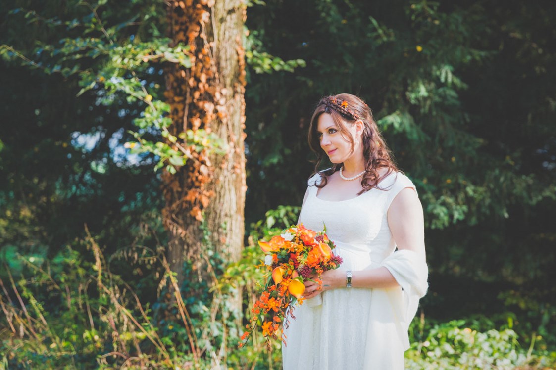 Hochzeitsfotograf: Fine Art Hochzeitsfotograf, Braut mit Brautstrauß outdoor - ultralicht Fotografie