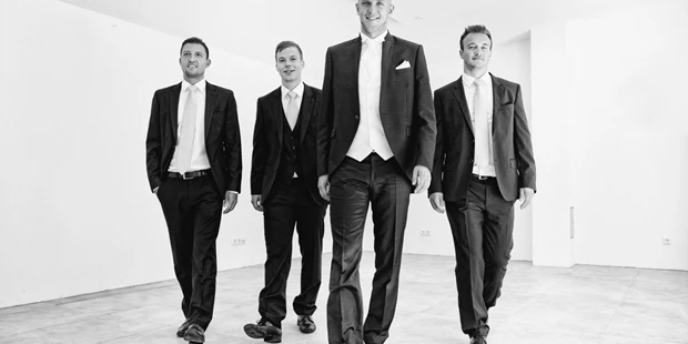 Hochzeitsfotos - Art des Shootings: Trash your Dress - Maria-Lanzendorf - Fine Art Hochzeitsfotograf, der Bräutigam und seine Jungs - ultralicht Fotografie