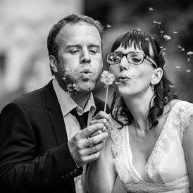 Hochzeitsfotograf: Fine Art Hochzeitsfotograf, das Brautpaar und eine Pusteblume - ultralicht Fotografie