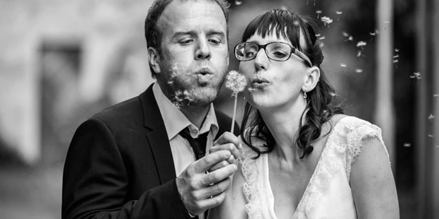 Hochzeitsfotos - Art des Shootings: Trash your Dress - Maria-Lanzendorf - Fine Art Hochzeitsfotograf, das Brautpaar und eine Pusteblume - ultralicht Fotografie