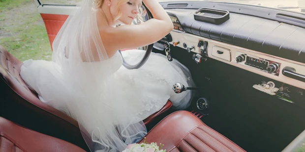 Hochzeitsfotos - Art des Shootings: Trash your Dress - Maria-Lanzendorf - Fine Art Hochzeitsfotograf, Braut träumt im Oldtimer - ultralicht Fotografie