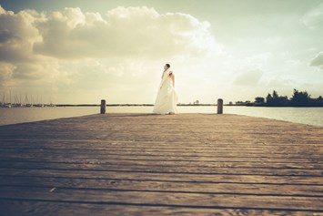 Hochzeitsfotograf: Fine Art Hochzeitsfotograf, Braut am See im Sonnenuntergang - ultralicht Fotografie