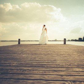 Hochzeitsfotograf: Fine Art Hochzeitsfotograf, Braut am See im Sonnenuntergang - ultralicht Fotografie