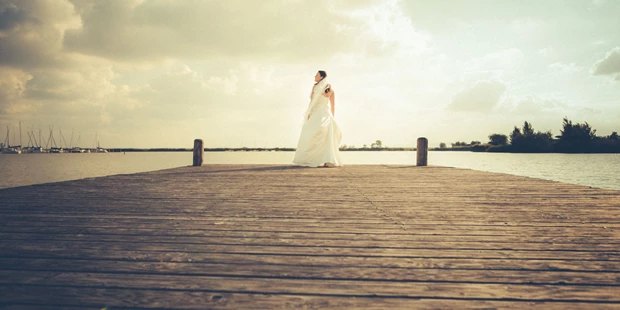 Hochzeitsfotos - Art des Shootings: Trash your Dress - Maria-Lanzendorf - Fine Art Hochzeitsfotograf, Braut am See im Sonnenuntergang - ultralicht Fotografie
