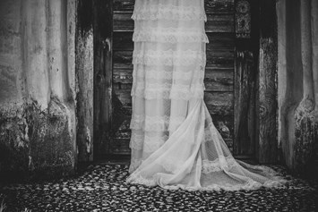Hochzeitsfotograf: Fine Art Hochzeitsfotograf, wunderschönes Hochzeitskleid im vintage style - ultralicht Fotografie