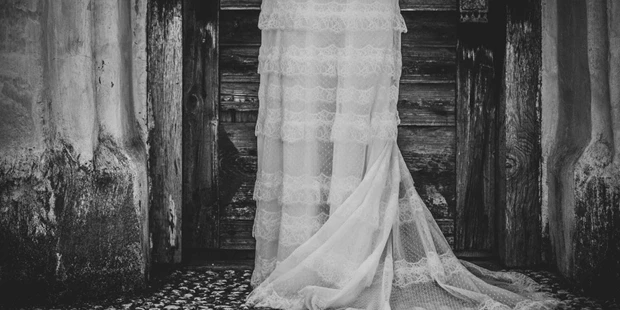 Hochzeitsfotos - Art des Shootings: Trash your Dress - Maria-Lanzendorf - Fine Art Hochzeitsfotograf, wunderschönes Hochzeitskleid im vintage style - ultralicht Fotografie