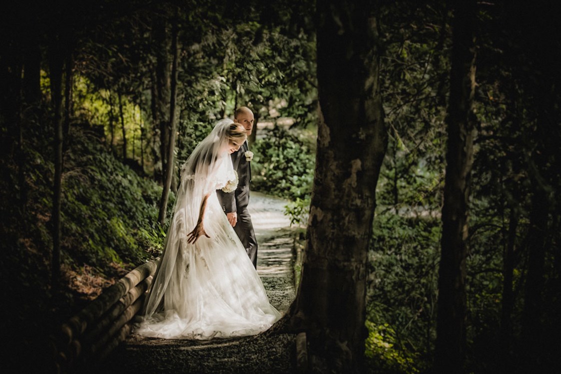 Hochzeitsfotograf: Fine Art Hochzeitsfotograf, Brautpaar im märchenhaften Licht im Wald - ultralicht Fotografie