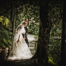 Hochzeitsfotograf: Fine Art Hochzeitsfotograf, Brautpaar im märchenhaften Licht im Wald - ultralicht Fotografie