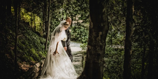Hochzeitsfotos - Art des Shootings: Trash your Dress - Maria-Lanzendorf - Fine Art Hochzeitsfotograf, Brautpaar im märchenhaften Licht im Wald - ultralicht Fotografie