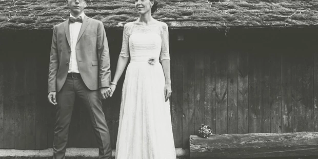 Hochzeitsfotos - Art des Shootings: Trash your Dress - Maria-Lanzendorf - Fine Art Hochzeitsfotograf, Brautpaar im schwarzweiß Vintage-Stil - ultralicht Fotografie