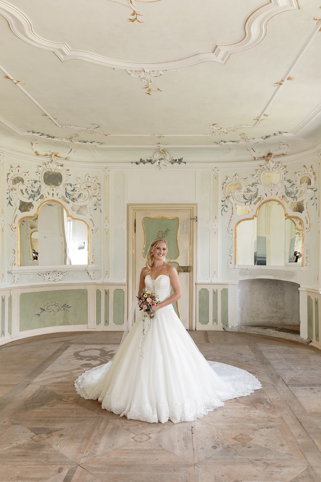 Hochzeitsfotograf: Braut im Spiegelsaal Schloss Reichenau - Stefanie Blochwitz Fotografie - Nordlichtphoto