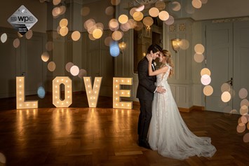 Hochzeitsfotograf: Brautpaarshooting im Jugendstilsaal Waldhaus Flims - Stefanie Blochwitz Fotografie - Nordlichtphoto