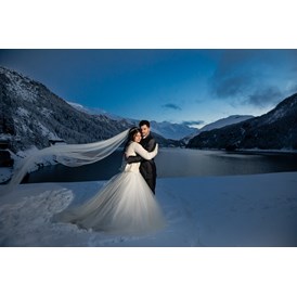 Hochzeitsfotograf: Brautpaarshooting bei Dämmerung im Engadin - Stefanie Blochwitz Fotografie - Nordlichtphoto