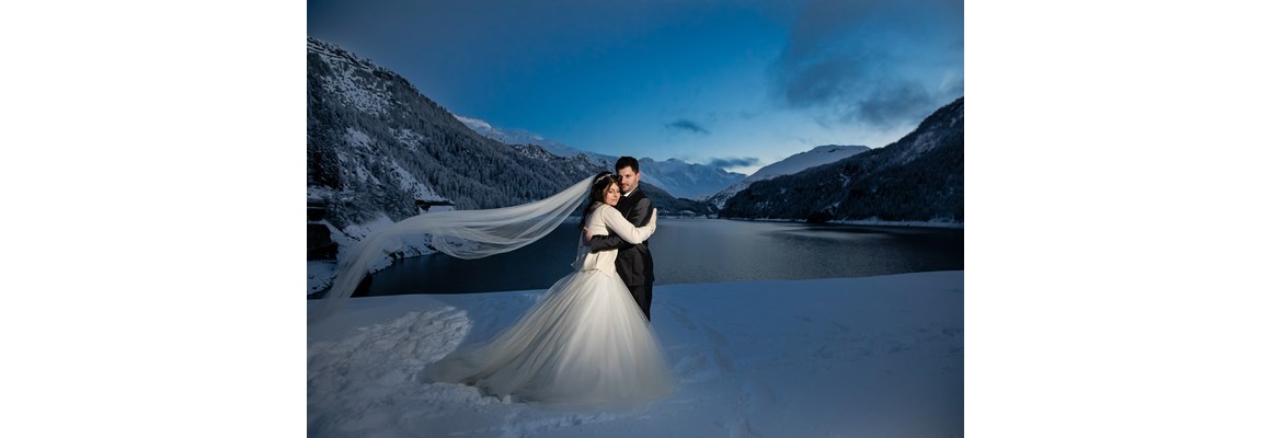 Hochzeitsfotograf: Brautpaarshooting bei Dämmerung im Engadin - Stefanie Blochwitz Fotografie - Nordlichtphoto