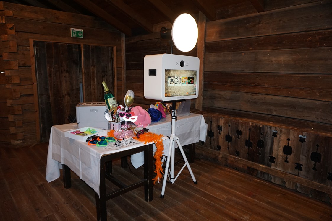 Hochzeitsfotograf: Hochzeit im urigen Stadl bei Salzburg mit einer Kimodo Fotobox PREMIUM 2019 - Kimodo Fotobox - Die unterhaltsamste Art ins Bild zu kommen. Besser als jedes Selfie ...