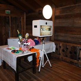 Hochzeitsfotograf: Hochzeit im urigen Stadl bei Salzburg mit einer Kimodo Fotobox PREMIUM 2019 - Kimodo Fotobox - Die unterhaltsamste Art ins Bild zu kommen. Besser als jedes Selfie ...
